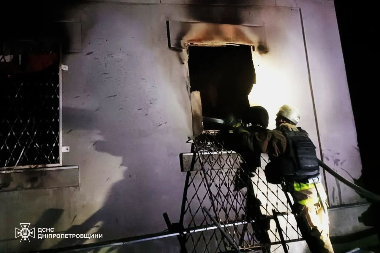 Окупанти вдарили по Дніпропетровщині безпілотниками та артилерією: постраждали четверо людей