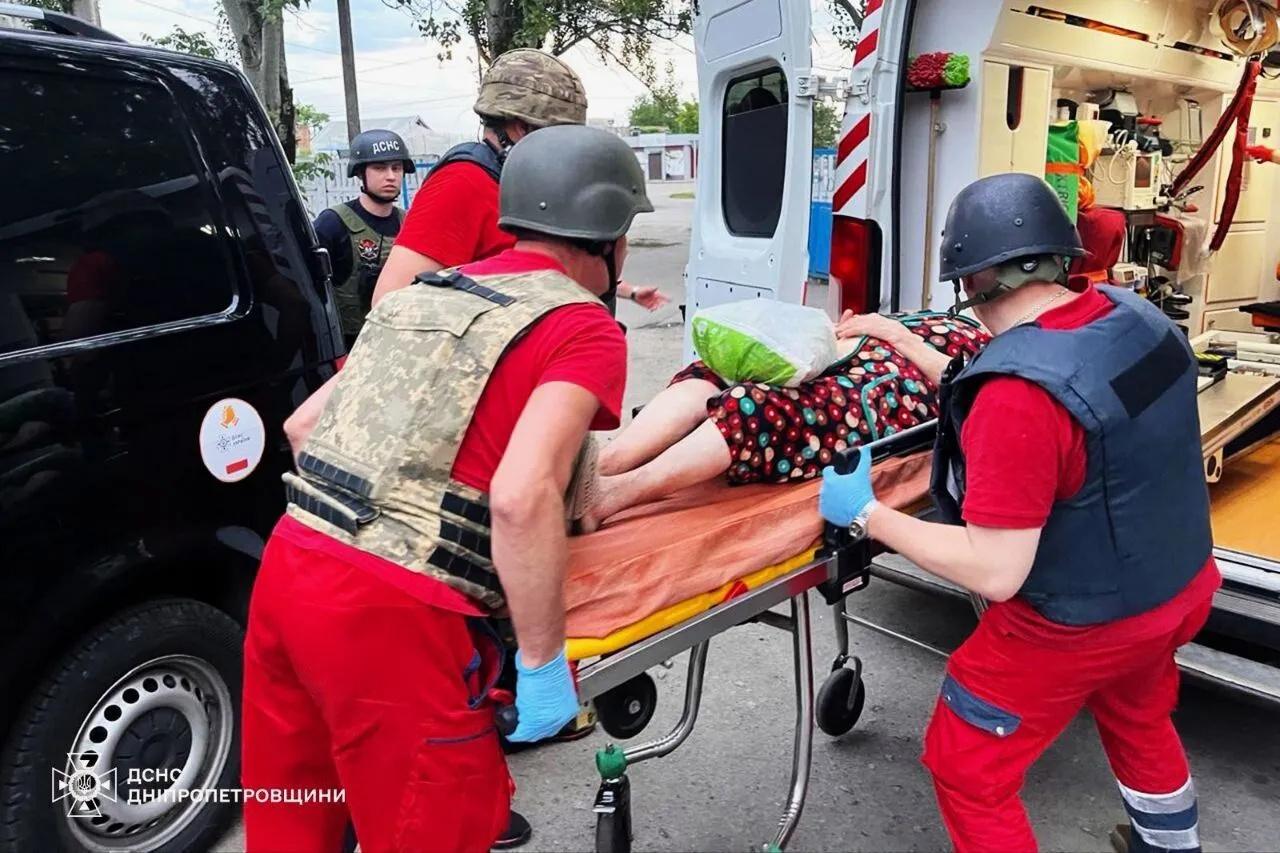 Окупанти вдарили по Дніпропетровщині безпілотниками та артилерією: постраждали четверо людей