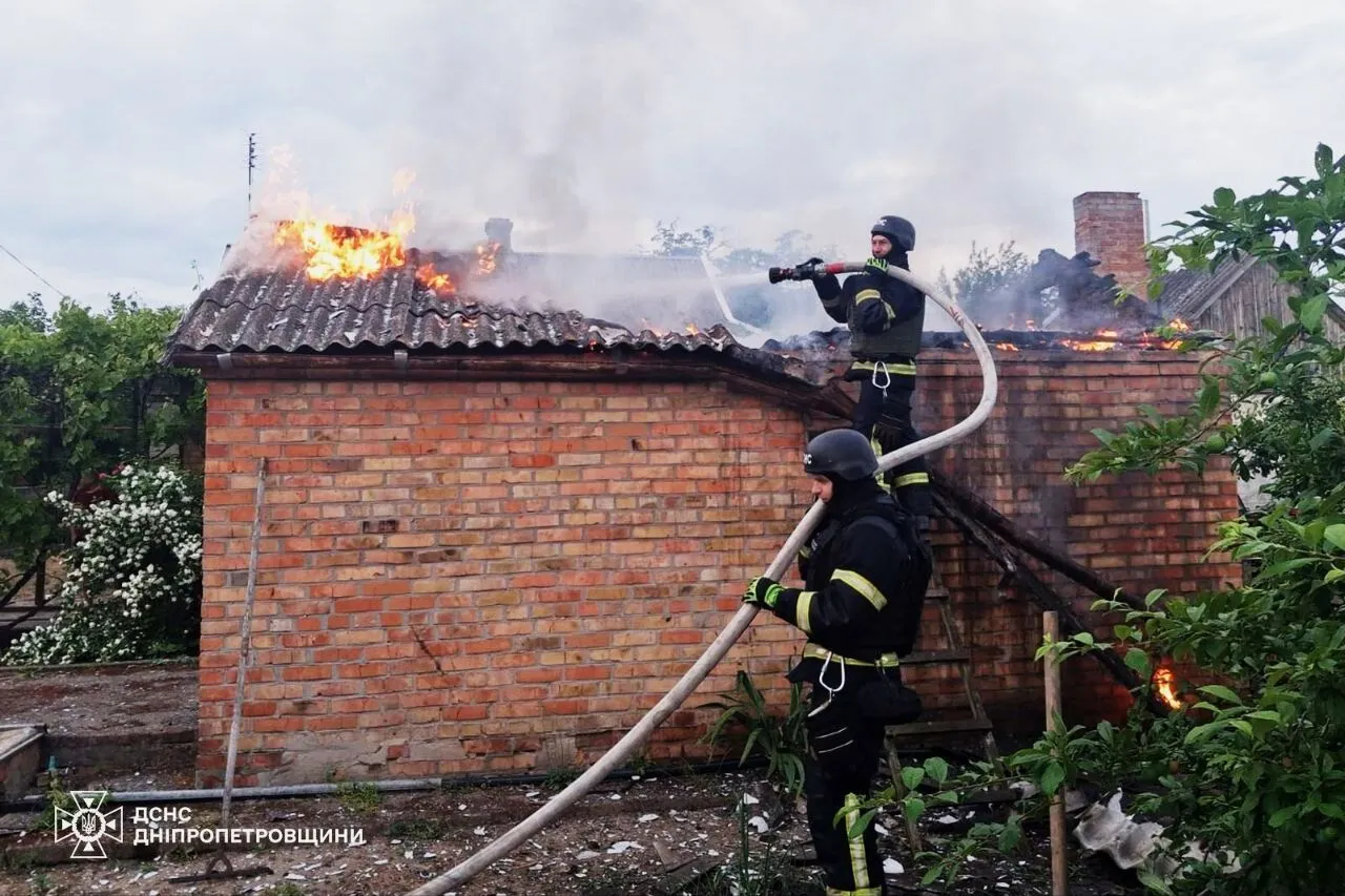 Окупанти вдарили по Дніпропетровщині безпілотниками та артилерією: постраждали четверо людей