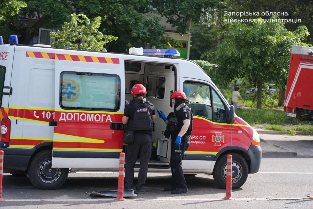 Россия атаковала ударными дронами спальный район Запорожья: два человека погибли, 24 травмированы. Фото и видео