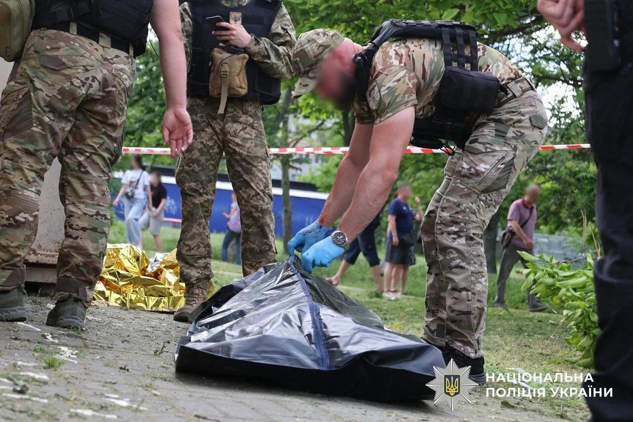Россия атаковала ударными дронами спальный район Запорожья: два человека погибли, 24 травмированы. Фото и видео