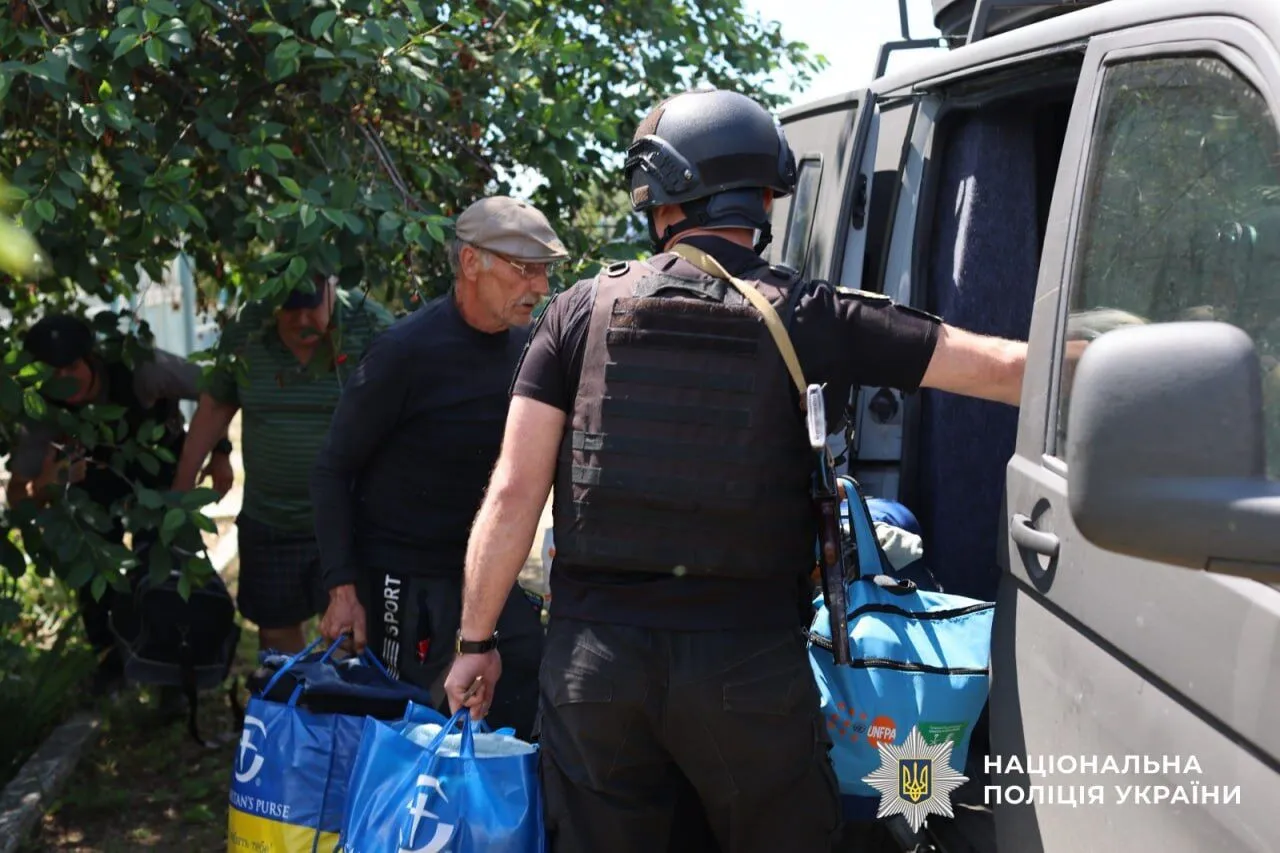 На Херсонщині російський дрон атакував евакуаційну колону із прифронтової Білозерки. Фото