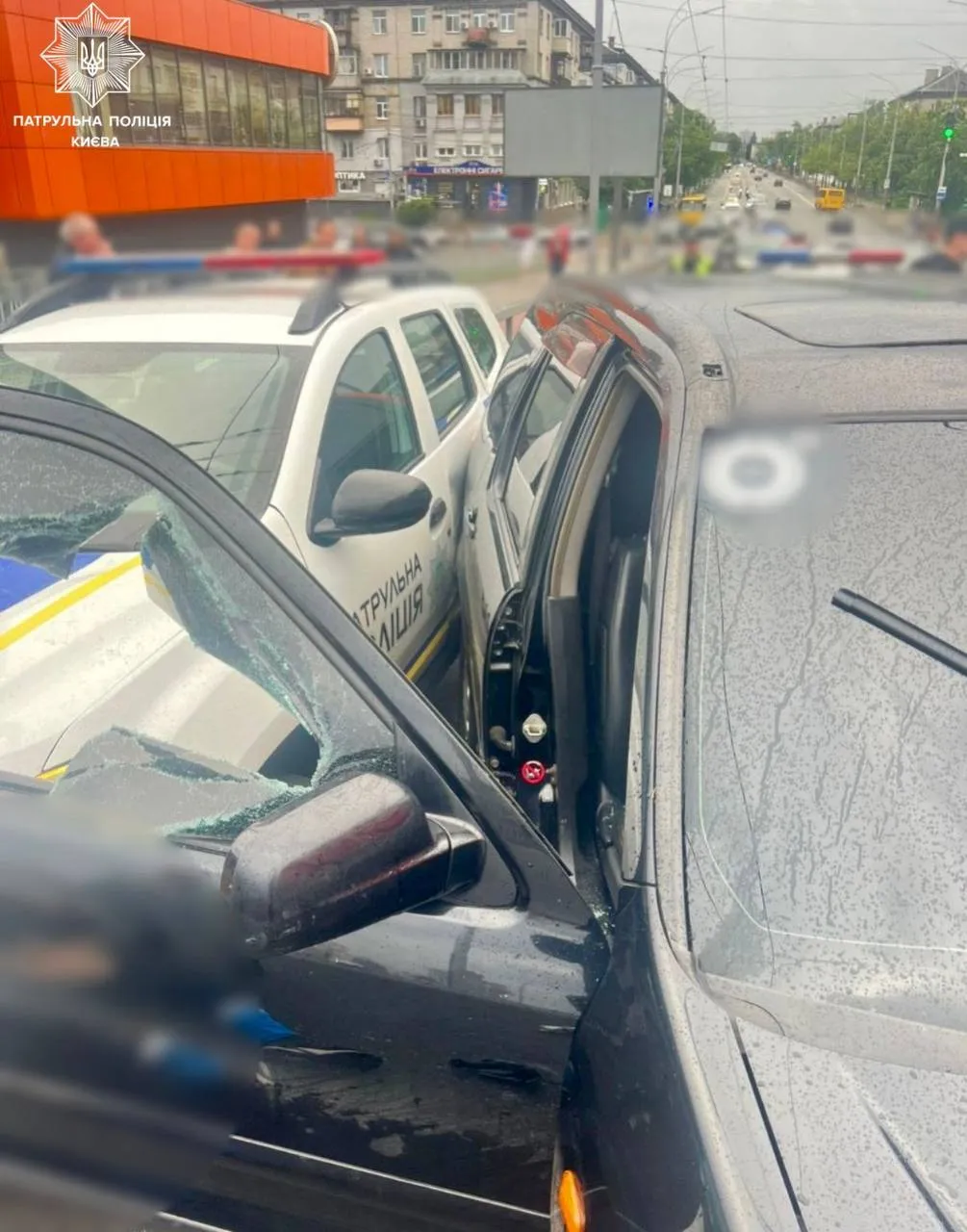 В Киеве пьяный водитель, убегая от полиции, повредил три служебных авто. Подробности и фото