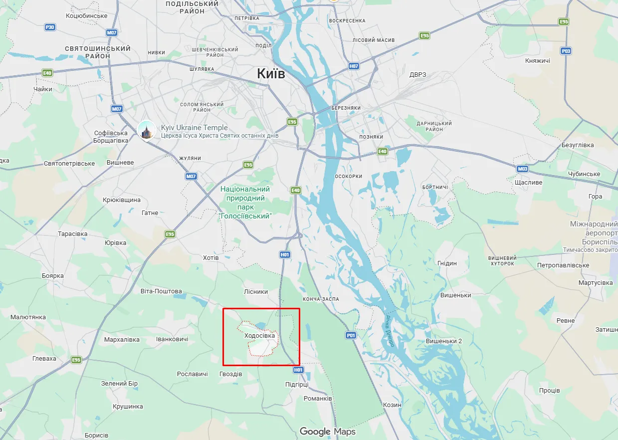 Под Киевом водитель Mercedes на скорости протаранил прицеп и другое авто. Момент ДТП попал на видео