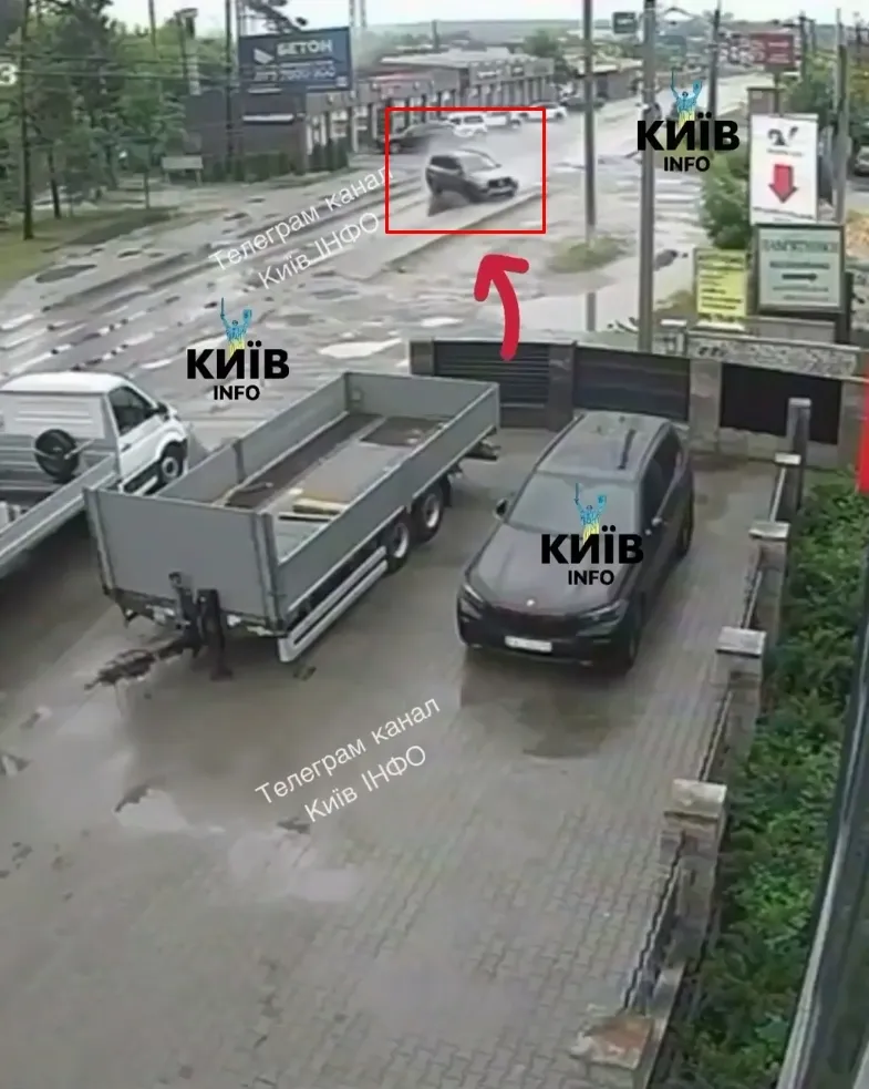 Під Києвом водій Mercedes на швидкості протаранив причіп та інше авто. Момент ДТП потрапив на відео