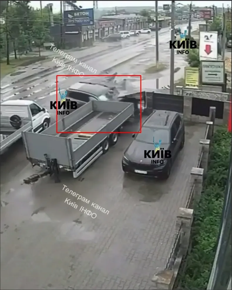 Під Києвом водій Mercedes на швидкості протаранив причіп та інше авто. Момент ДТП потрапив на відео