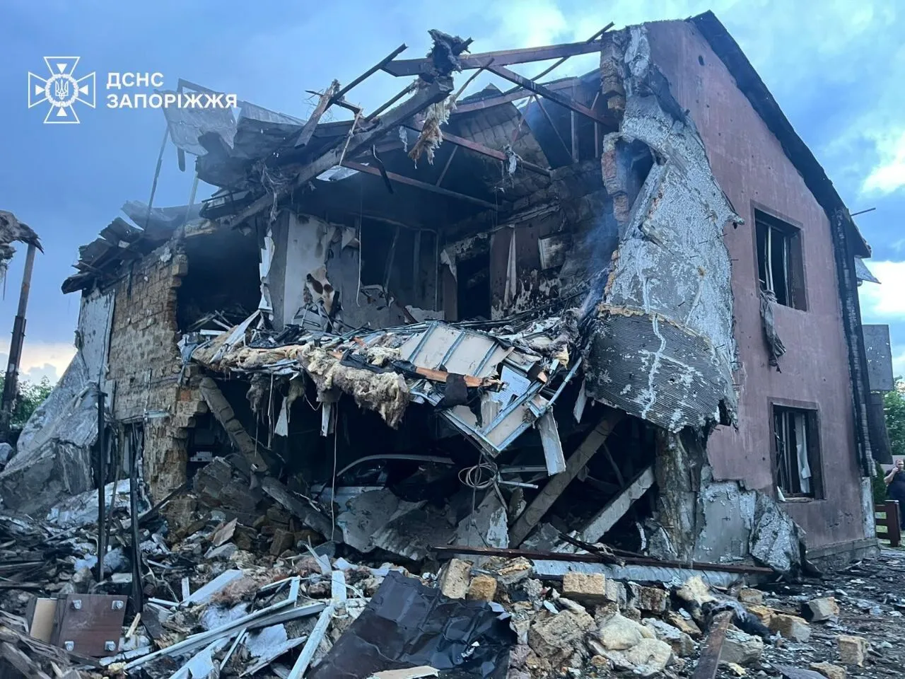 Росіяни атакували дроном житловий будинок на Запоріжжі: серед постраждалих жінка і двоє дітей. Фото
