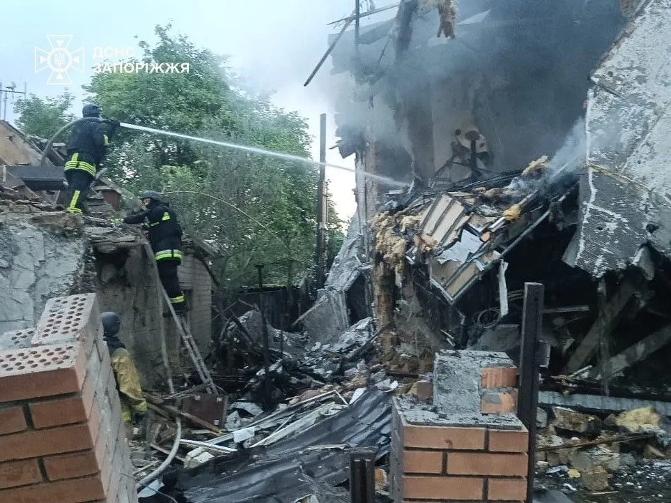 Росіяни атакували дроном житловий будинок на Запоріжжі: серед постраждалих жінка і двоє дітей. Фото
