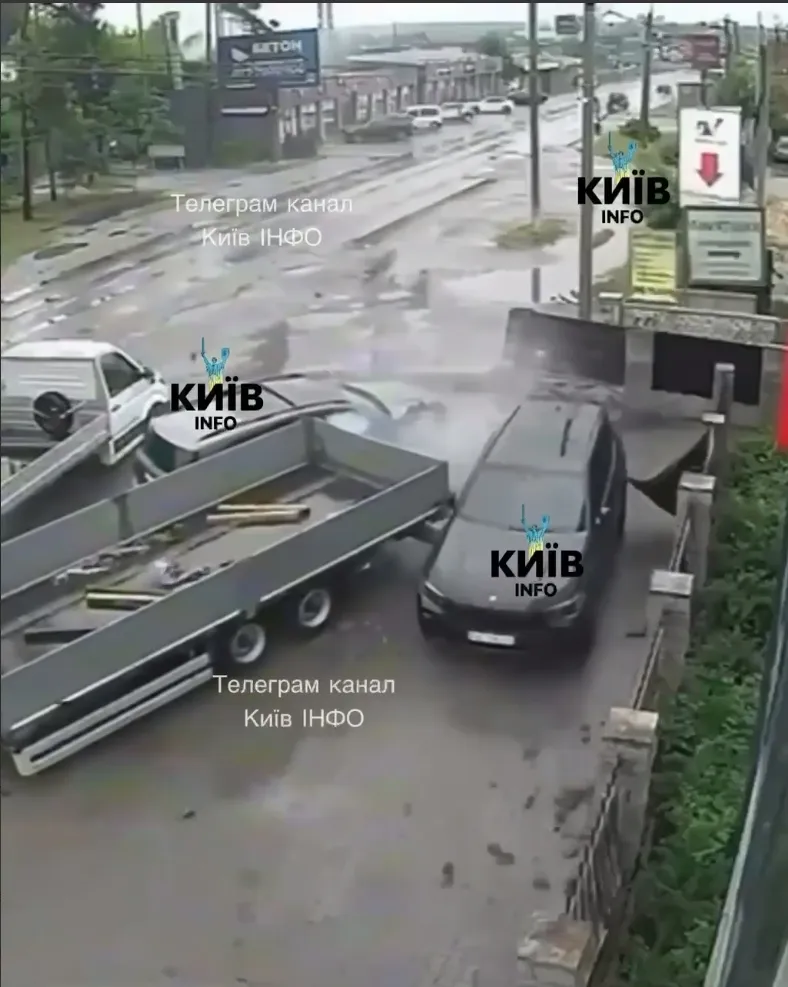 Під Києвом водій Mercedes на швидкості протаранив причіп та інше авто. Момент ДТП потрапив на відео