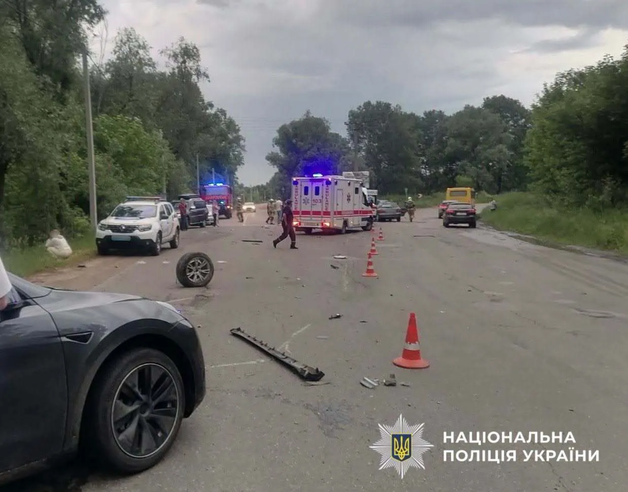 Під Києвом п’яний водій влаштував масову ДТП: є загиблий, серед постраждалих – дитина. Фото та подробиці