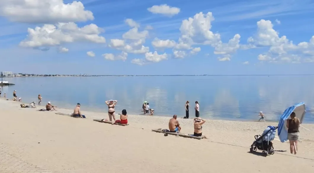 Россияне массово отменяют отдых в Крыму, а побережье Азовского моря пустует: курортный сезон на оккупированных территориях Украины уже на грани срыва