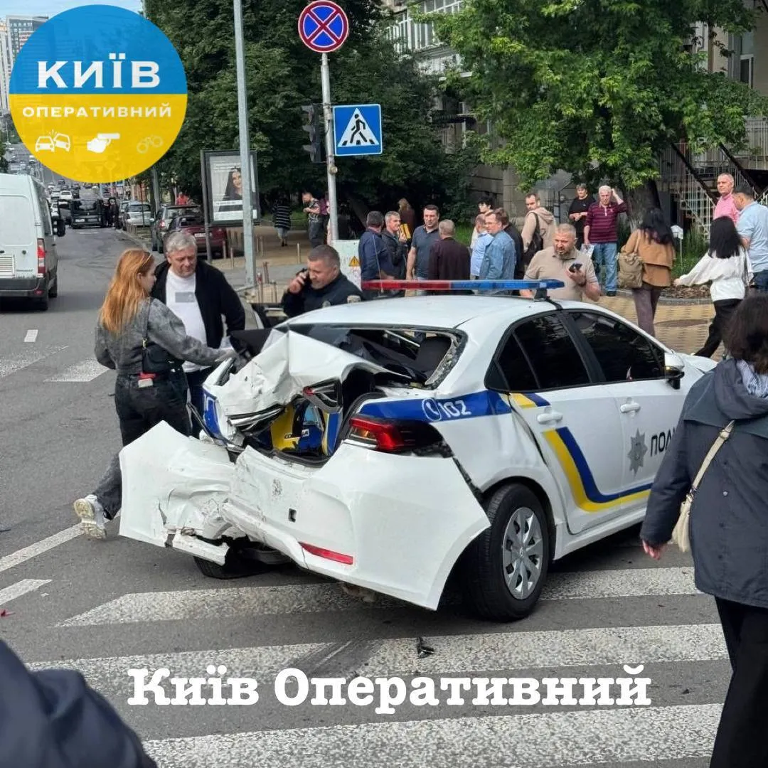 У центрі Києва сталась потрійна ДТП за участі авто поліції. Фото