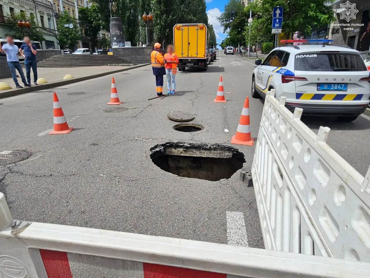 У центрі Києва одразу на двох локаціях посеред дороги утворились провали. Подробиці та фото