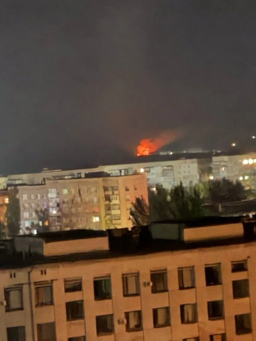 В оккупированном Алчевске прогремели взрывы и вспыхнул масштабный пожар. Фото и видео