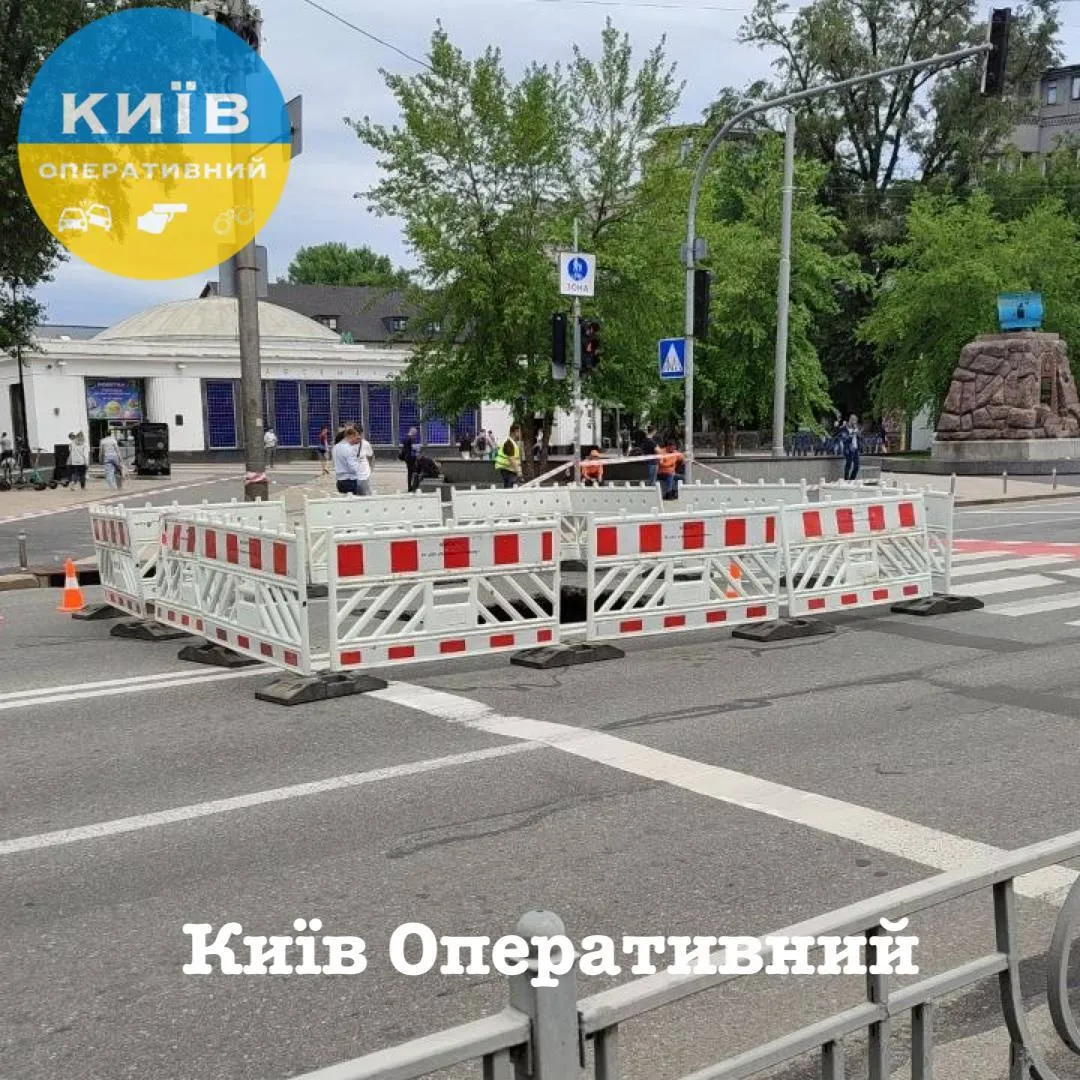 У центрі Києва одразу на двох локаціях посеред дороги утворились провали. Подробиці та фото