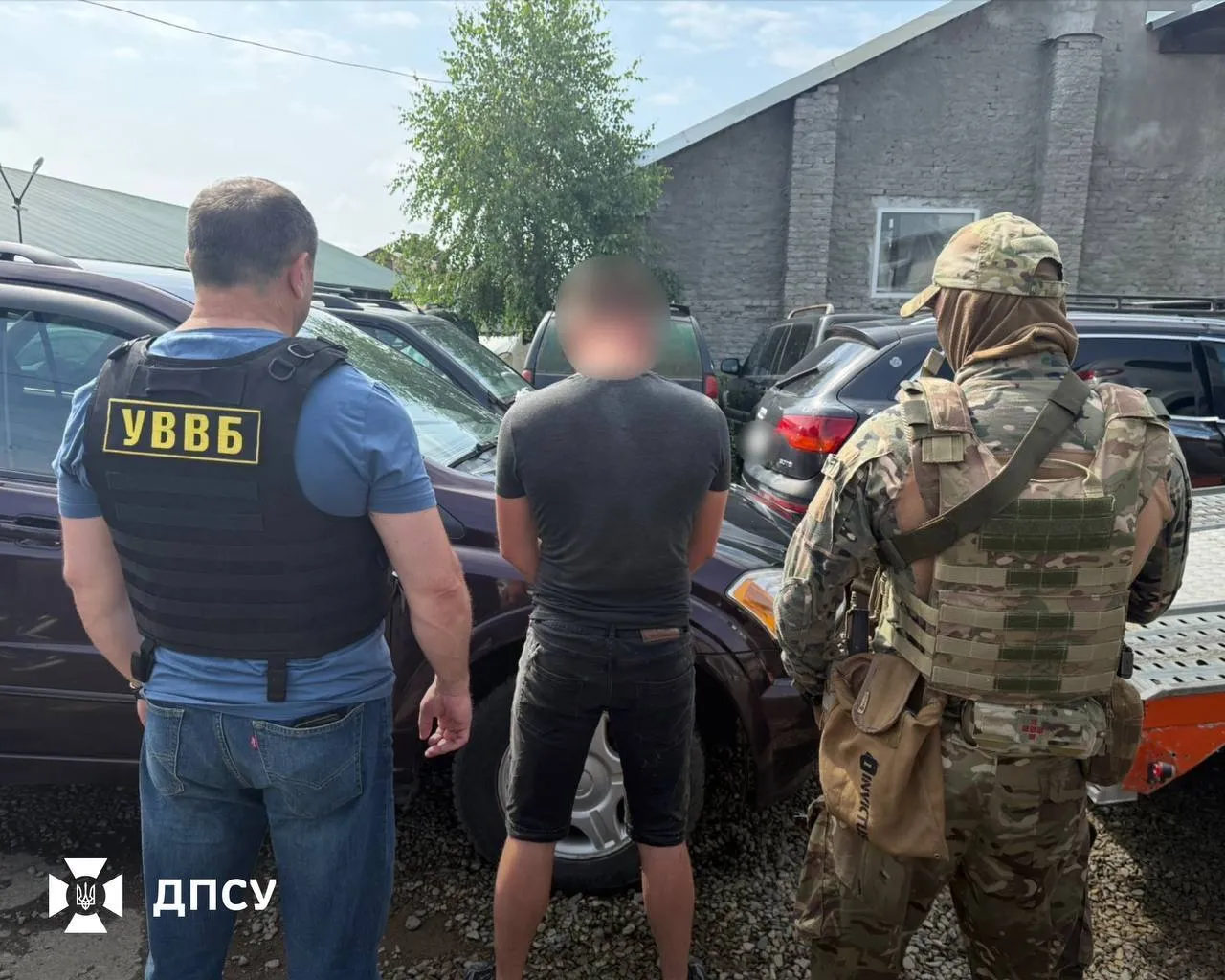 Торгував машинами, прикриваючись благодійністю: на Закарпатті прикордонники затримали ділка. Фото