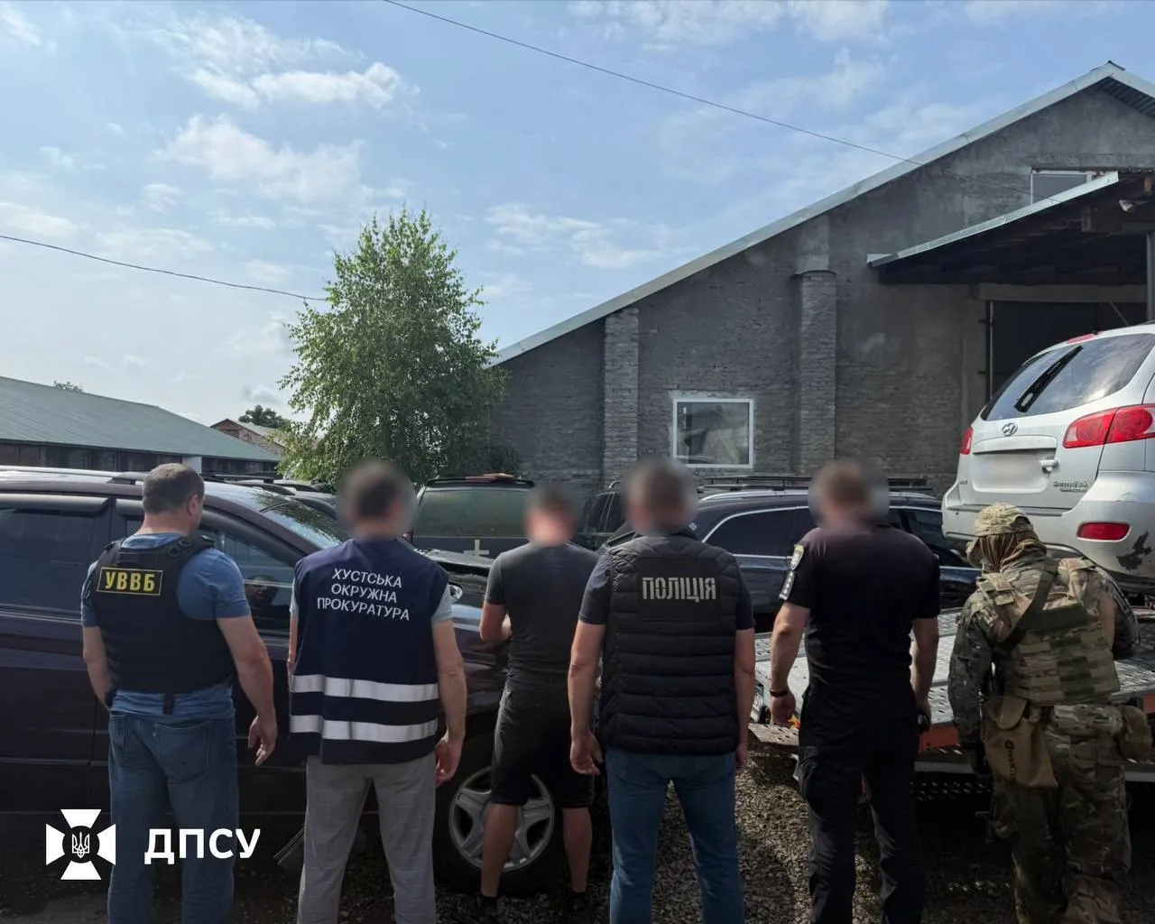 Торгував машинами, прикриваючись благодійністю: на Закарпатті прикордонники затримали ділка. Фото