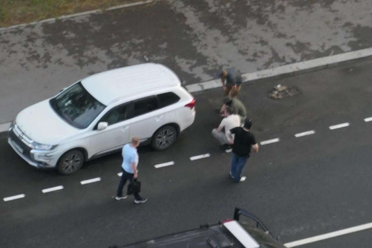 В Москве якобы нашли третью бомбу под автомобилем на парковке: эвакуировали крупный торговый центр. Фото