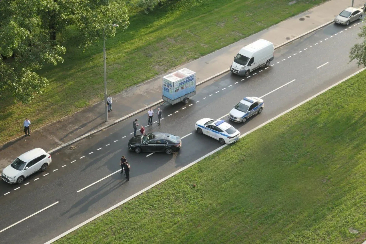 В Москве якобы нашли третью бомбу под автомобилем на парковке: эвакуировали крупный торговый центр. Фото