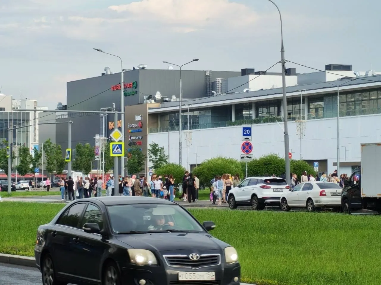 В Москве якобы нашли третью бомбу под автомобилем на парковке: эвакуировали крупный торговый центр. Фото