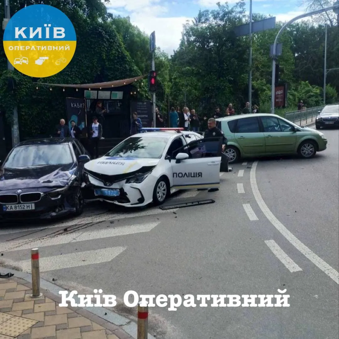 У центрі Києва сталась потрійна ДТП за участі авто поліції. Фото