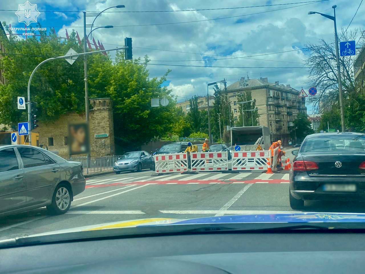 У центрі Києва одразу на двох локаціях посеред дороги утворились провали. Подробиці та фото
