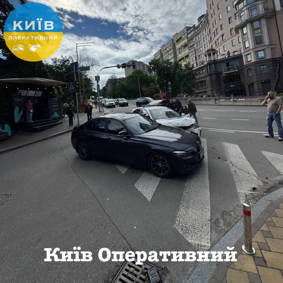 У центрі Києва сталась потрійна ДТП за участі авто поліції. Фото