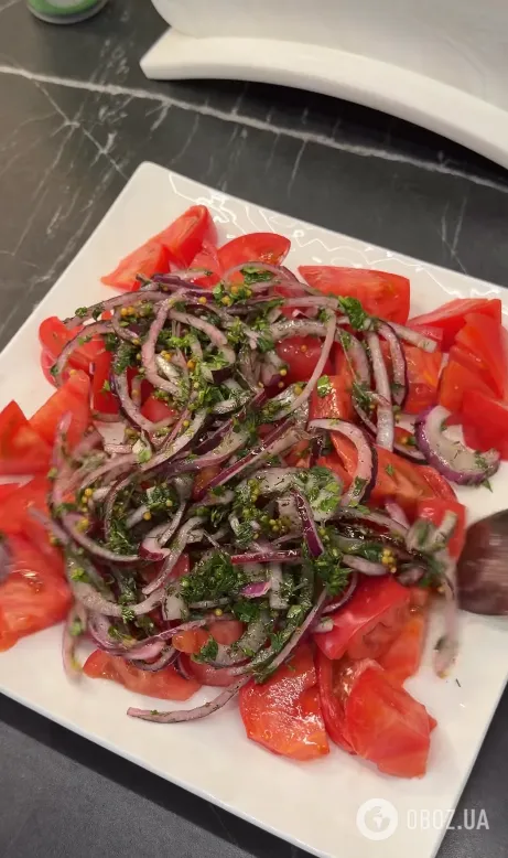 Какой вкусный салат приготовить с помидорами: добавьте пикантный маринад