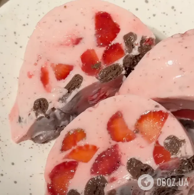 Клубничное "Битое стекло": делимся рецептом самого вкусного и легкого летнего десерта