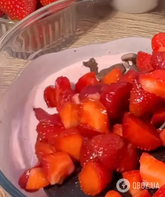 Клубничное "Битое стекло": делимся рецептом самого вкусного и легкого летнего десерта
