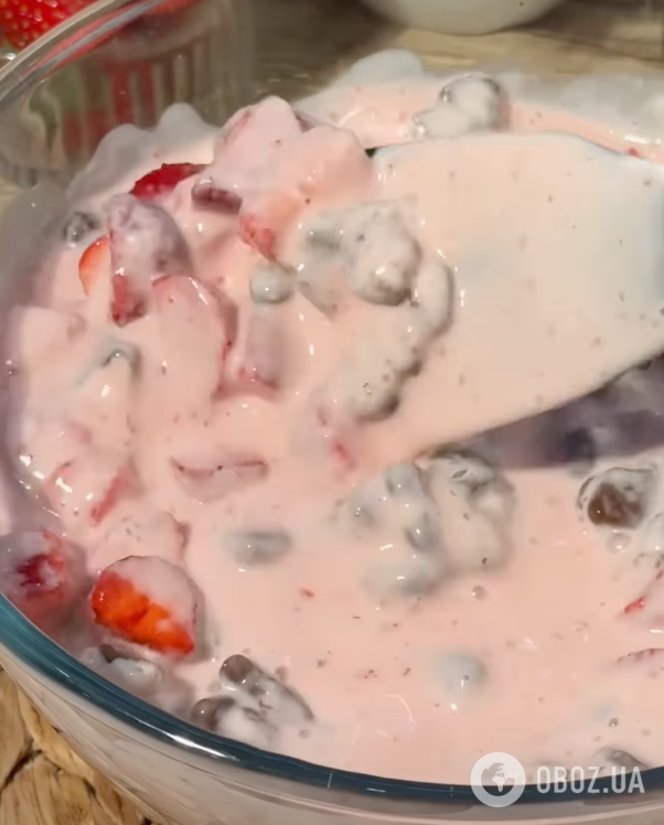 Клубничное "Битое стекло": делимся рецептом самого вкусного и легкого летнего десерта