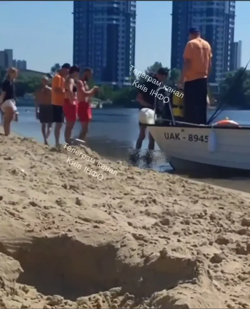 В Киеве в Гидропарке в воде обнаружили тело человека.