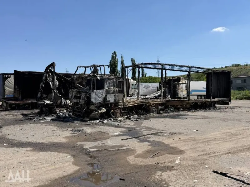 22 грузовика сгорели на стоянке в оккупированном Донецке