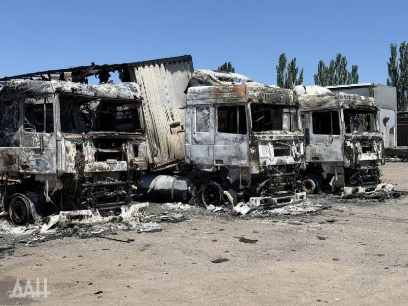 22 грузовика сгорели на стоянке в оккупированном Донецке