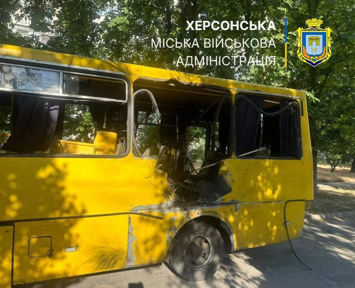 Оккупанты обстреляли маршрутку в Херсоне