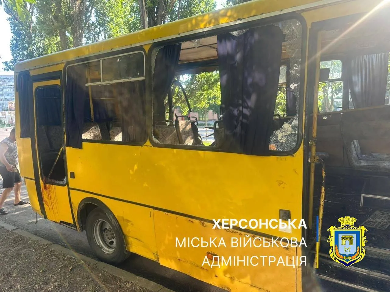 Оккупанты обстреляли маршрутку в Херсоне