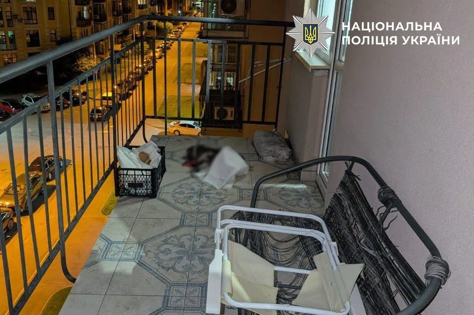 Сосед умышленно оставил домашнюю собаку запертой на балконе