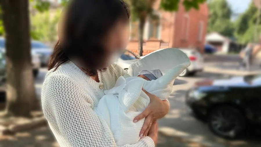 Сотрудница профильной службы с ребенком