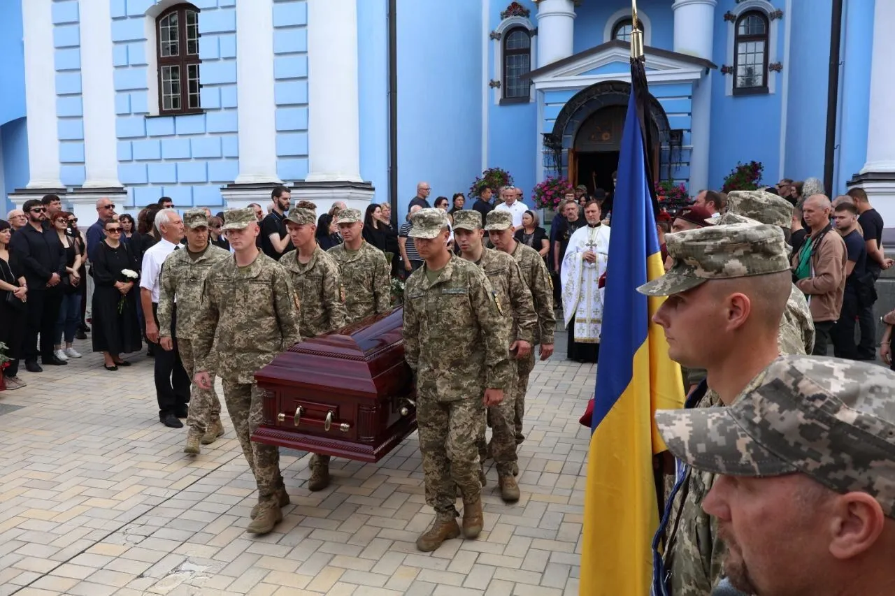 Провести Героя в последний путь пришло несколько сотен человек.