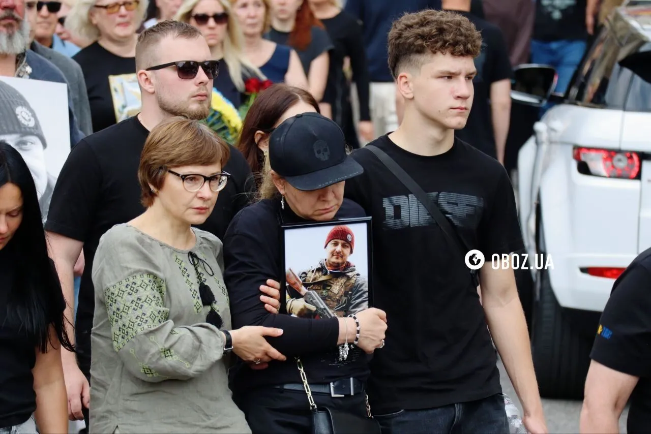 Траурная колонна направилась к Майдану Независимости.