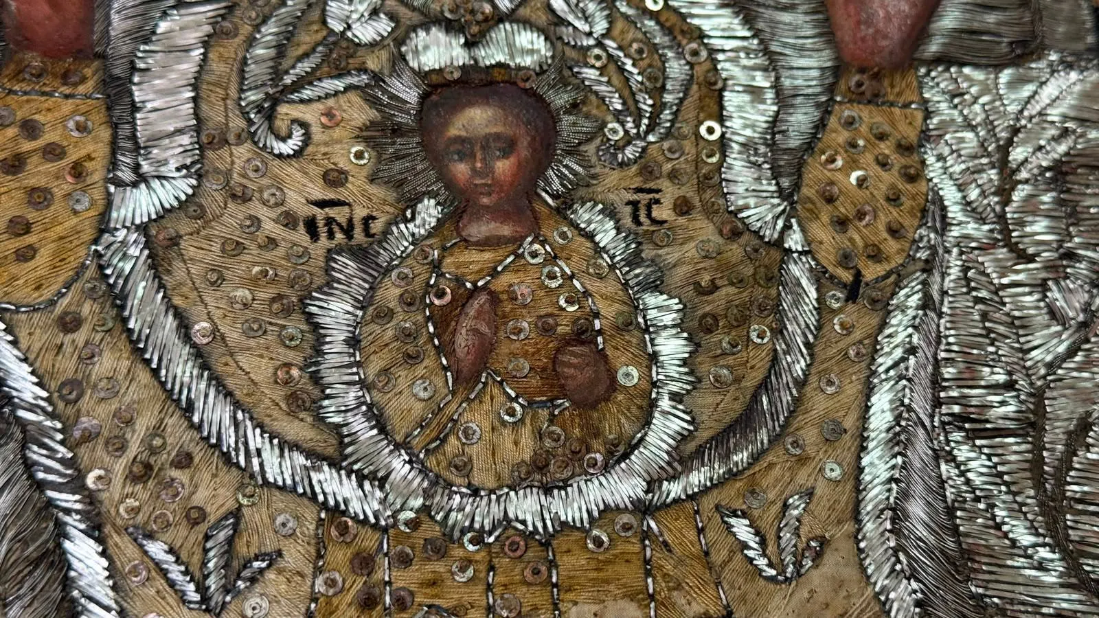 Икона вышита серебряными нитками.