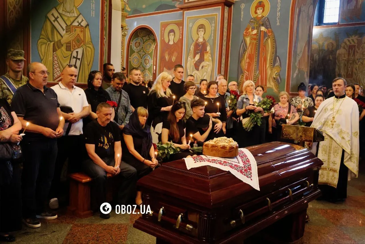 Провести Героя в последний путь пришло несколько сотен человек.