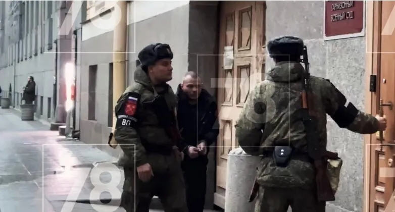 Андрій Усачов біля будівлі суду