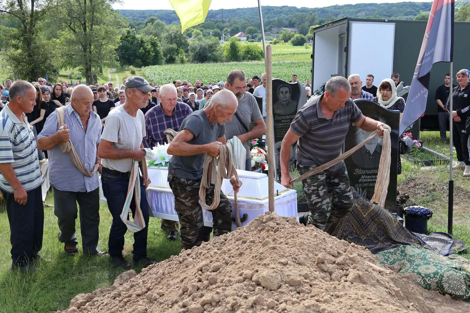 У Лохвицькій громаді попрощалися з Богданом та Діаною, яких у Києві вбила російська ракета