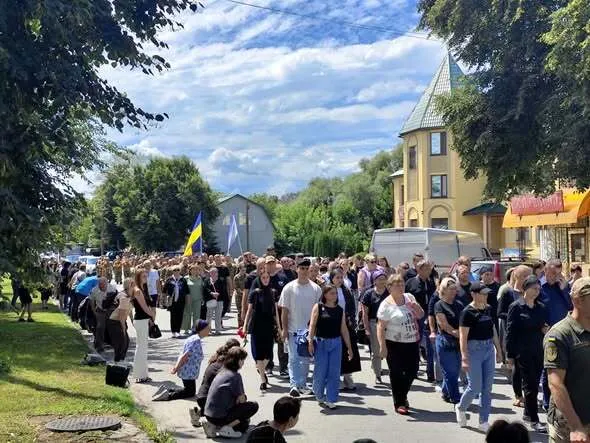 У Лохвицькій громаді попрощалися з Богданом та Діаною, яких у Києві вбила російська ракета