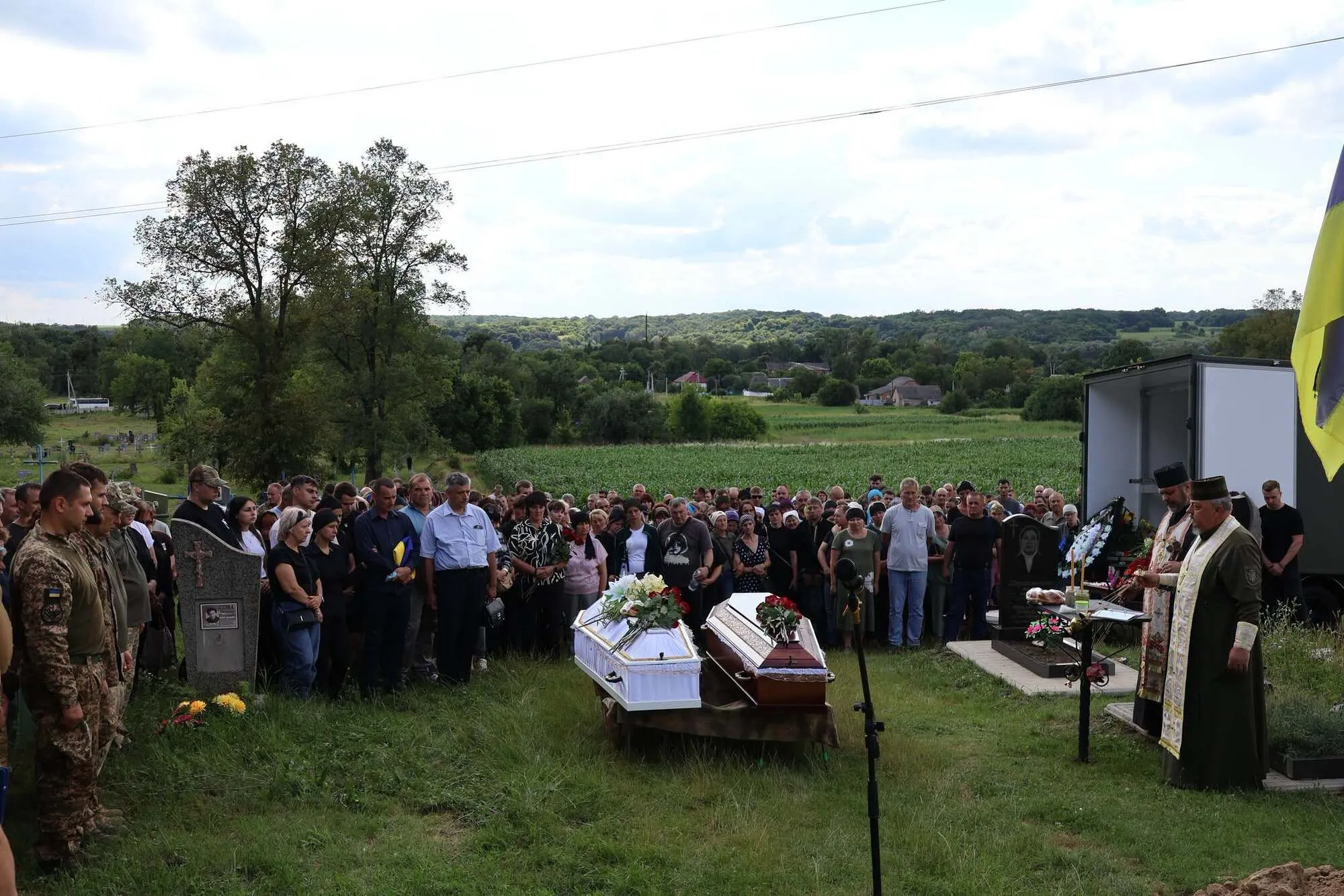 У Лохвицькій громаді попрощалися з Богданом та Діаною, яких у Києві вбила російська ракета