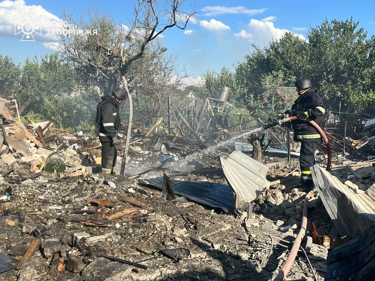 Через ворожі обстріли зруйновані житловий будинок і господарська споруда.