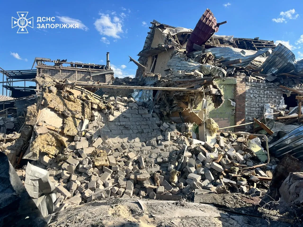 Зруйновані житловий будинок і господарська споруда.