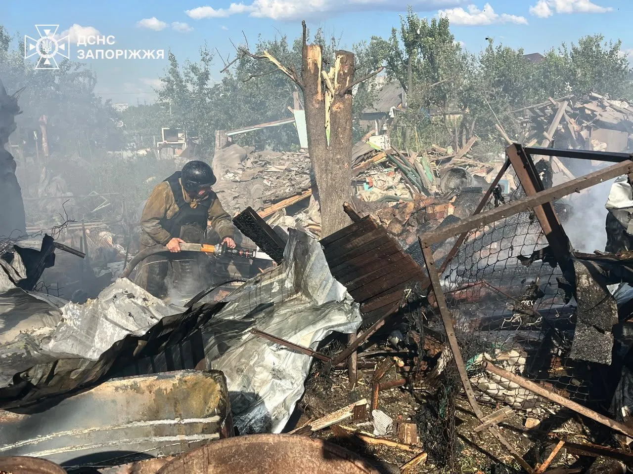 Зруйновані житловий будинок і господарська споруда.