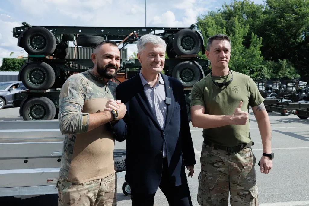 Попри санкції Порошенко передав чергову партію техніки підрозділам Сил оборони